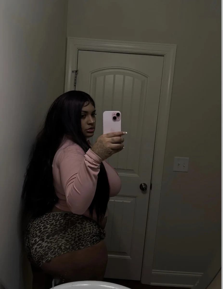 DIG 🍆🍆🍆MY 3HOLES🍑🍑 AND EXPLORE YOUR FANTASIES WITH ME, PAY IN PERSON